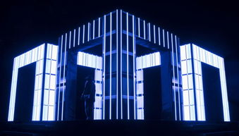 在燈光矩陣中思考什么是真實 什么是虛幻